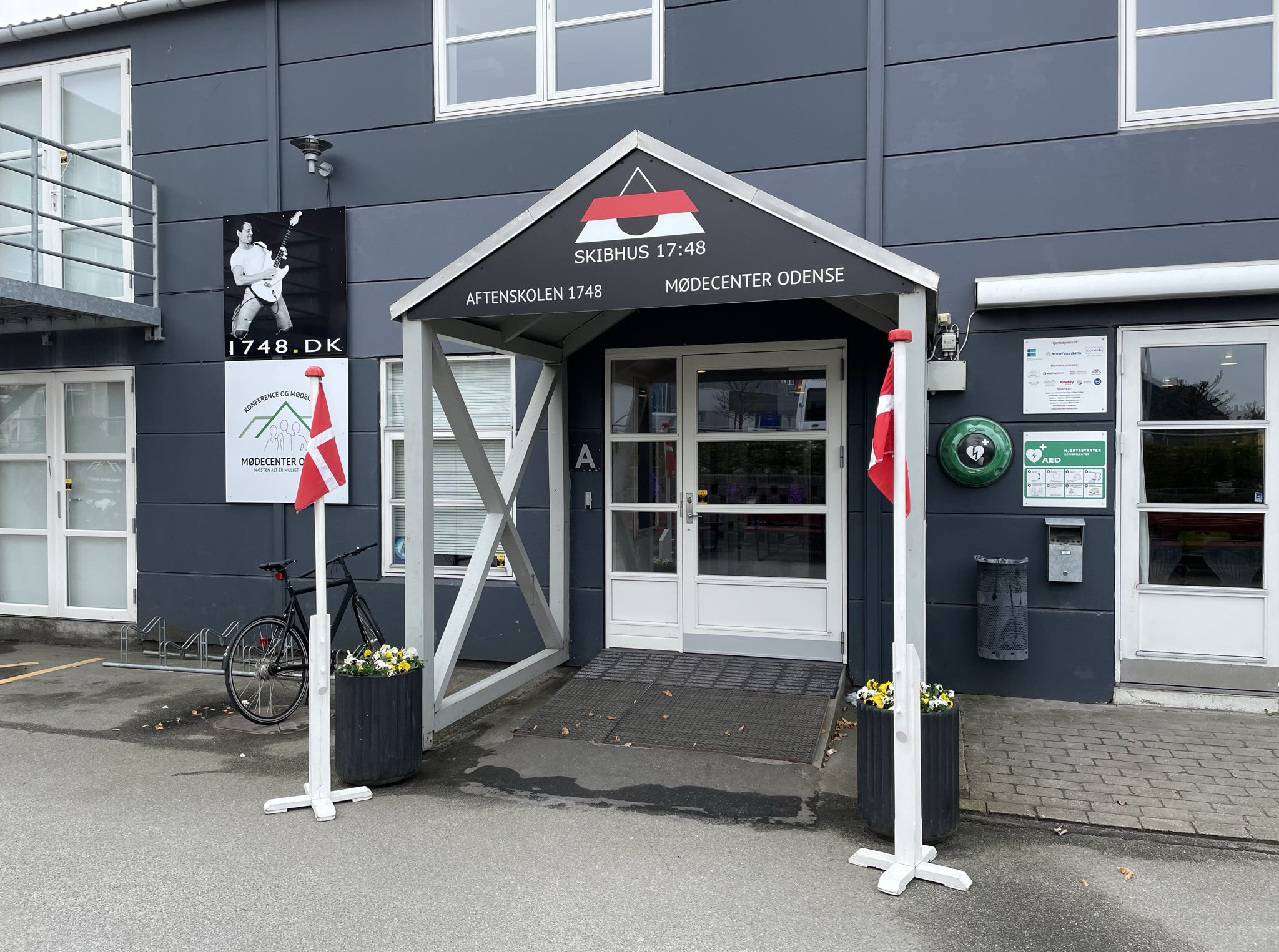 Indgang til Mødecenter Odense med flag